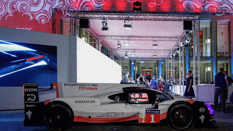 Διάσημος ηθοποιός πήγε στην όπερα με αγωνιστικό αυτοκίνητο!